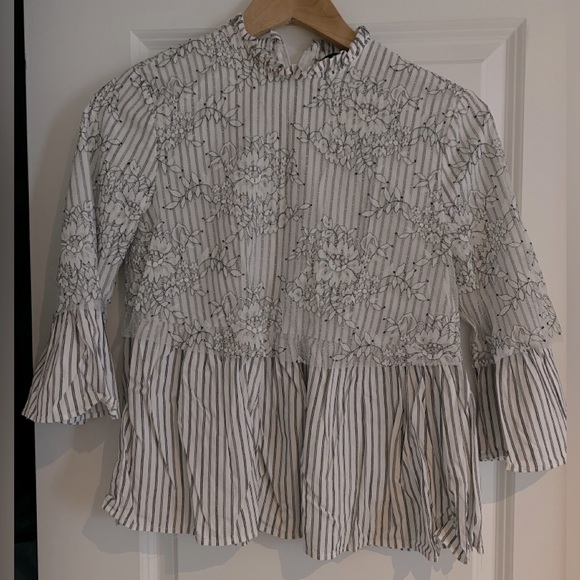 Zara Woman’s blouse with bell 2/3 sleeves. Bodice of shi try has a lace overlay - Picture 1 of 9